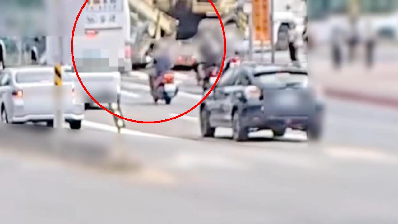 悚!曳引車裝載懸臂大型機具 轉彎沒抓準距離撞客運