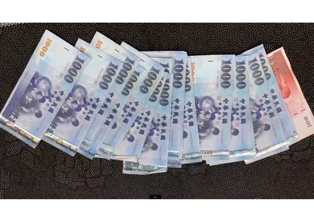 機車騎士2萬元現鈔噴飛　鈔級任務警民聯手錢歸原主