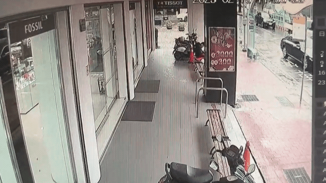 快新聞／驚！台中新光三越氣爆多人傷亡　對面店家玻璃門險被震飛畫面曝