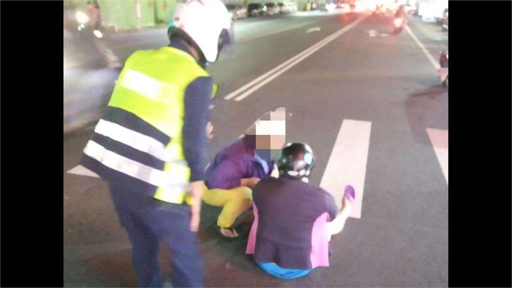 女和母鬧脾氣躺路中 警協助勸離