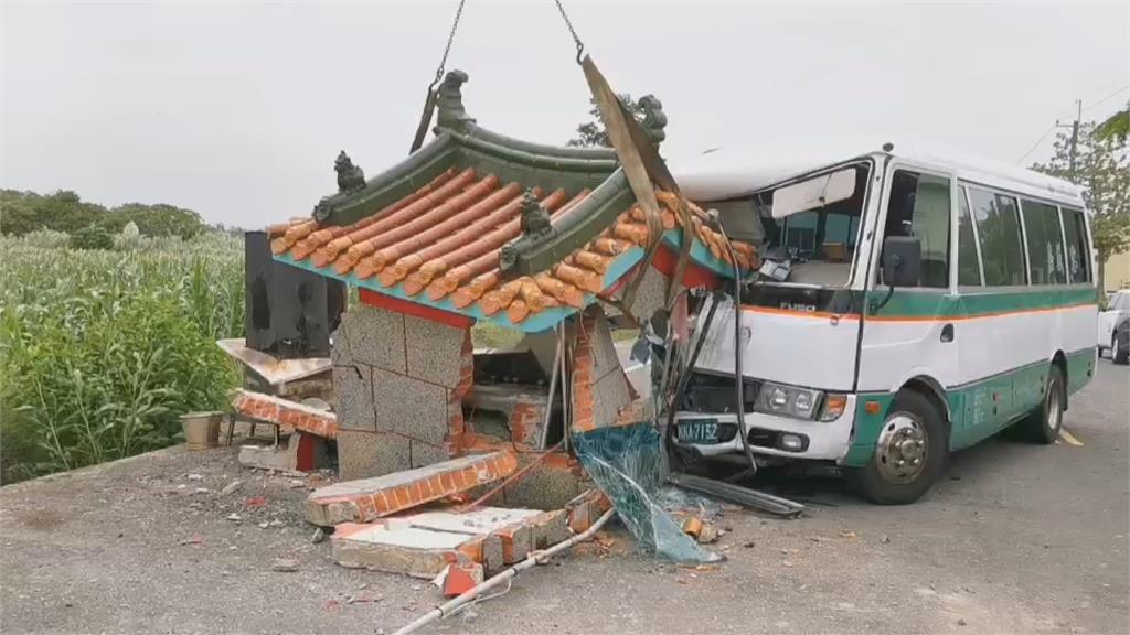  將軍廟遭中巴撞毀　肇事客運花近30萬重建