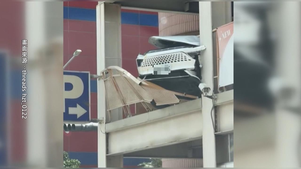 疑把油門當煞車　休旅車停車場狂衝如「飛天車」嚇人