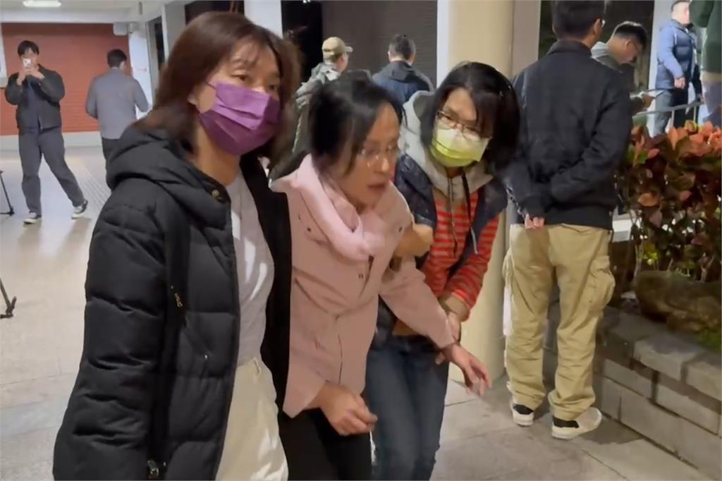 快新聞／立院表決前哨戰！綠委夜襲突破防線　陳瑩掛彩上救護車