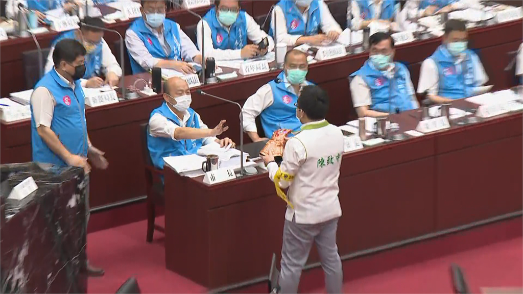 快新聞/韓國瑜曾說漫威找上門 綠營送無限手套諷:演高雄「滅罷」最佳人選