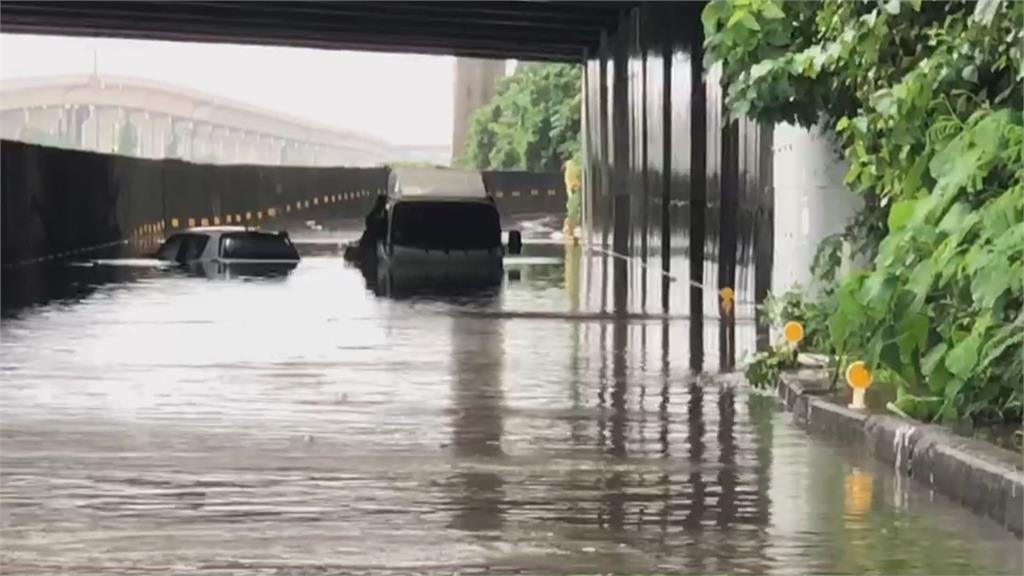 雨彈強襲中台灣！彰化三芬路崩車險墜谷　員林市區大淹水！水塔漂馬路
