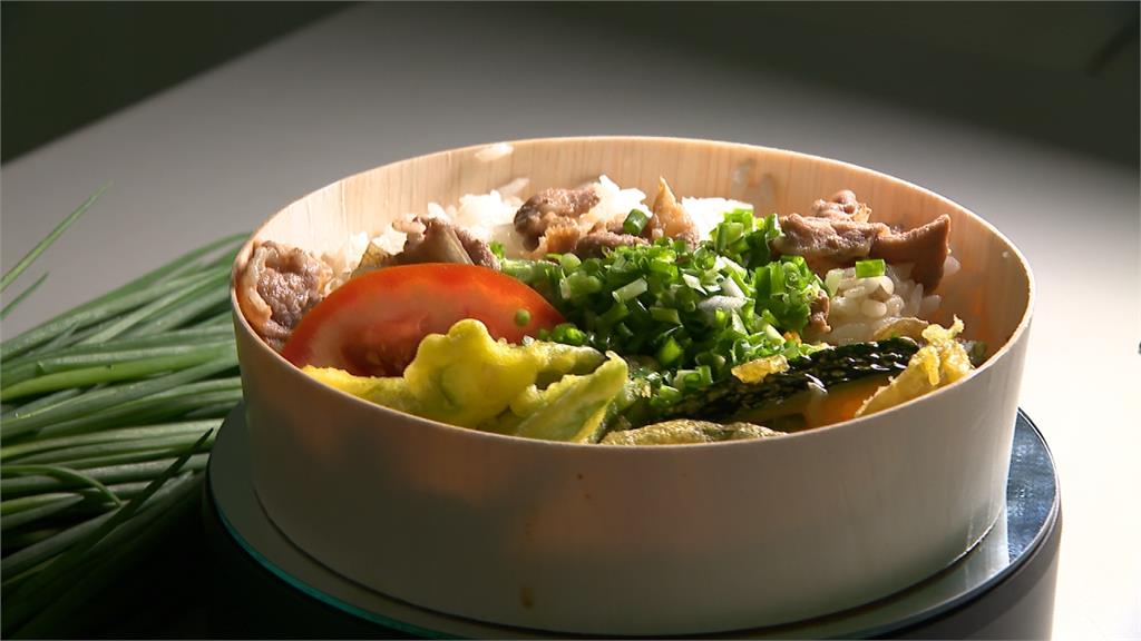 平溪首推特製「珠蔥丼飯」！木製飯盒吃來別有風味