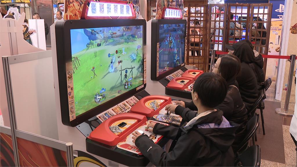 卡片遊戲新機上市　玩家聚台北地下街玩三國遊戲