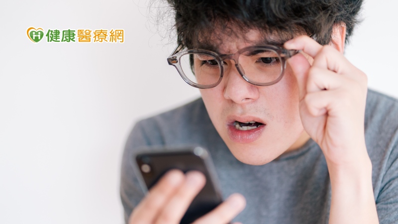 學生緊盯電腦上課　近視度數暴增200度
