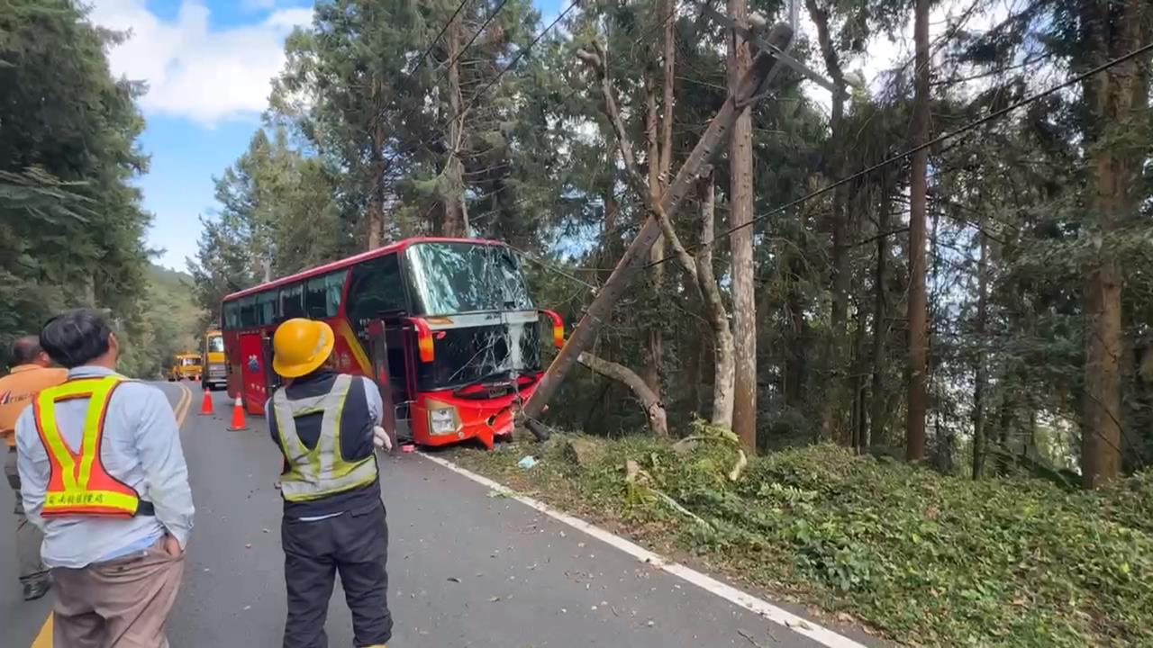 竹山遊覽車自撞電桿險掉山坡 警到場車上竟空無一人