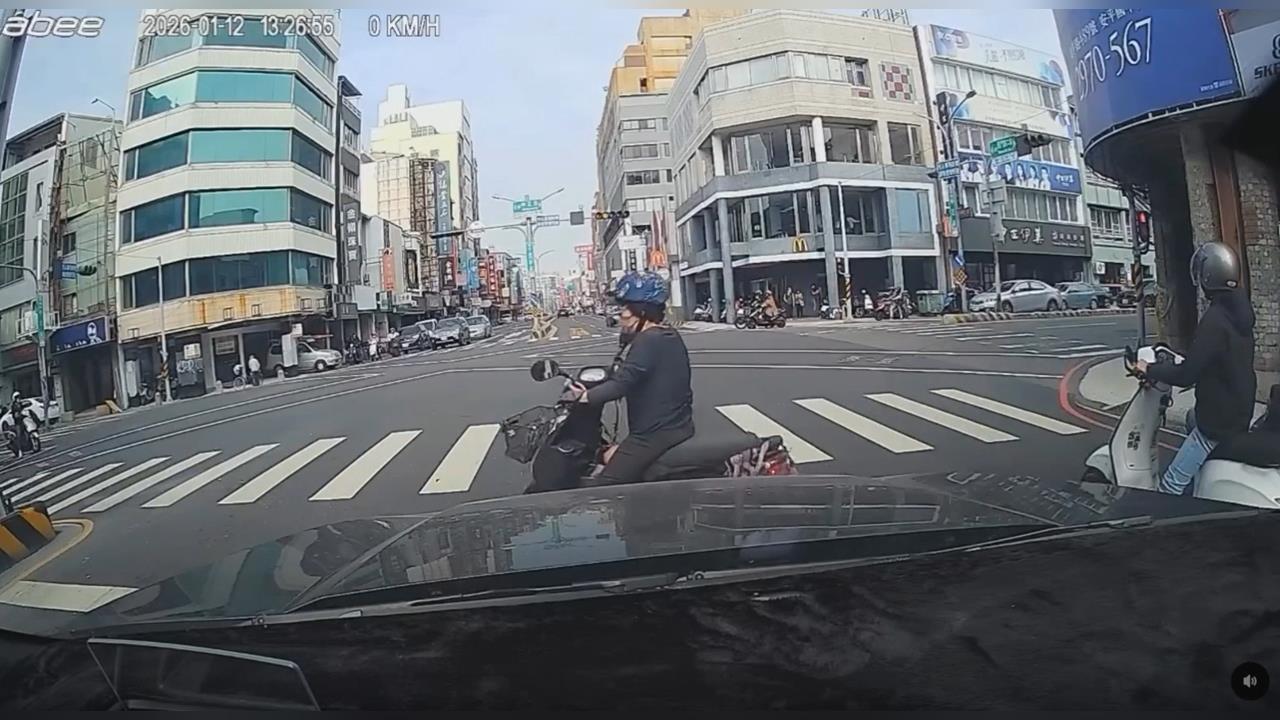 台南女騎士撞完轎車「起身就落跑」　遭撞駕駛看傻眼