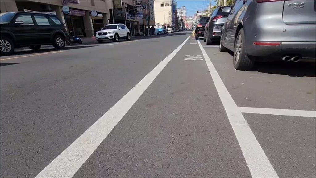 路邊停車「閃雙黃燈or打方向」才對？警給正解「錯1事」恐罰3600元