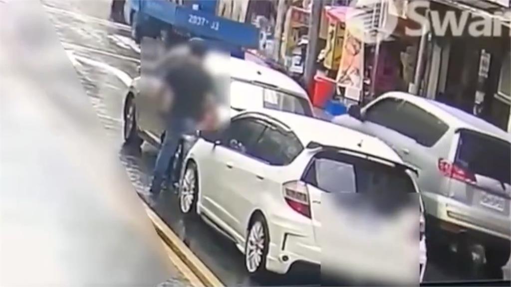 不滿被超車！馬路全武行　駕駛攔車理論爆衝突「跌倒」