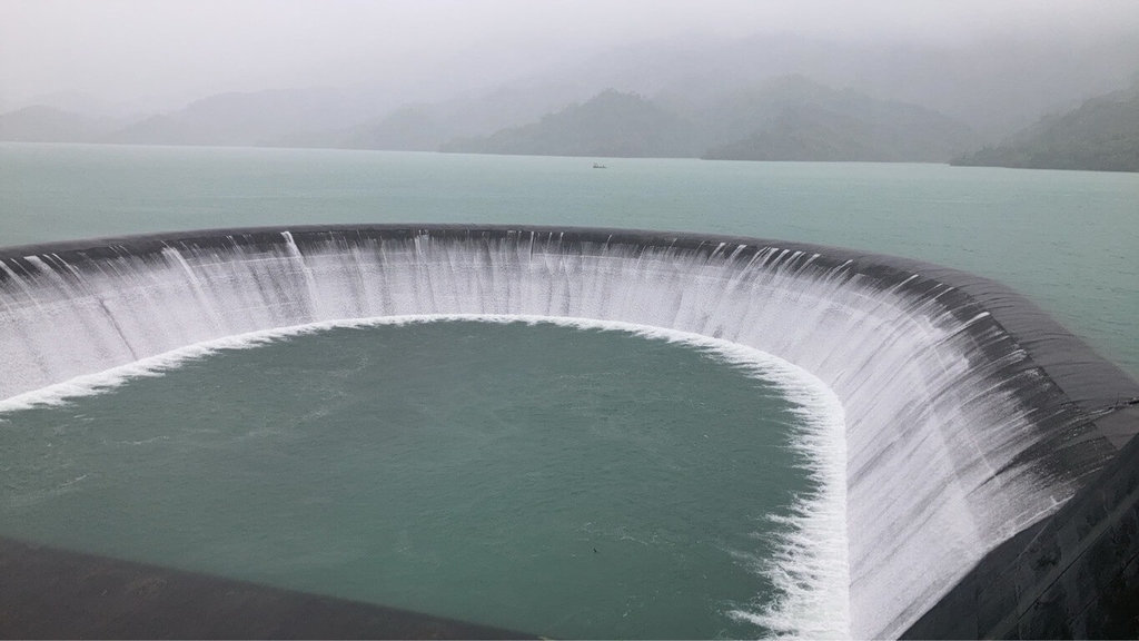 降雨挹注　南化水庫今年首度蓄滿自然溢流