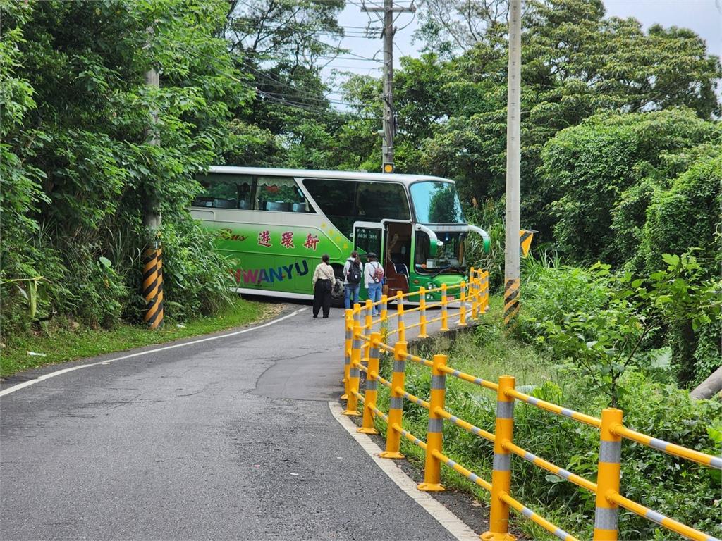 海大鄉土調查遊覽車撞樹　司機5月才出事「害全車走路下山」