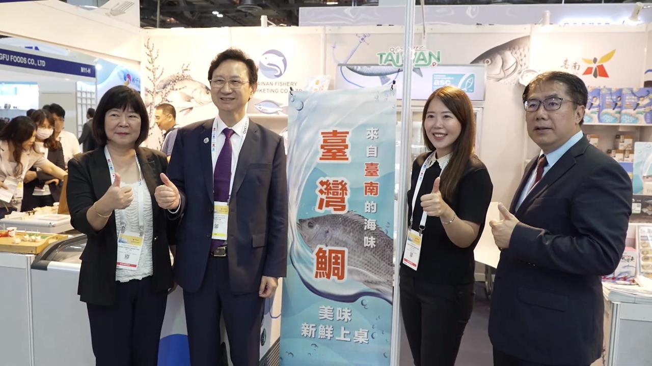 台南市長黃偉哲率隊現身2025新加坡海鮮展　化身最強銷售員