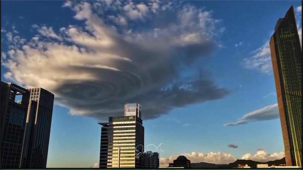 北部抬頭驚現奇景！　天空巨大「飛碟雲」現蹤民眾搶拍