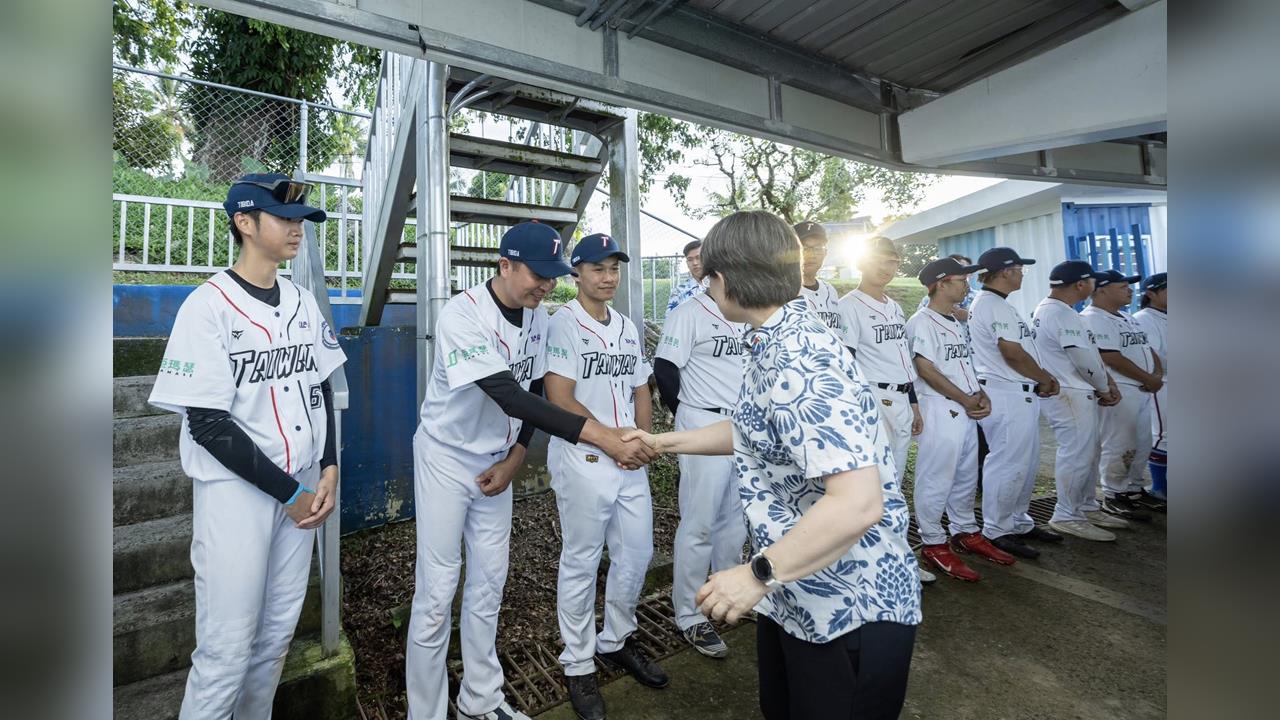 戰貓出擊！蕭美琴飛抵帛琉「臨時加行程」　急赴棒球場「挺台灣球員」畫面曝光