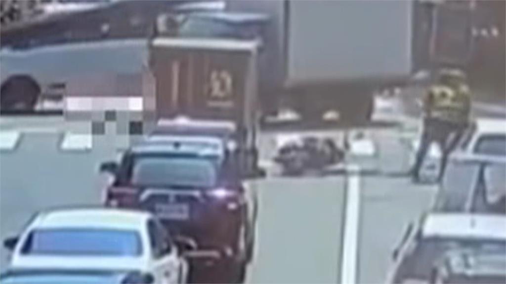小貨車左轉A柱死角？　員警處理車禍被撞飛一度倒地不起