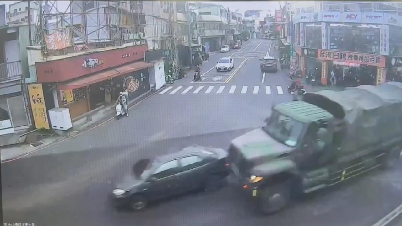台南永康軍卡疑線道縮減不慎追撞轎車　轎車鈑金凹陷　交通一度受阻
