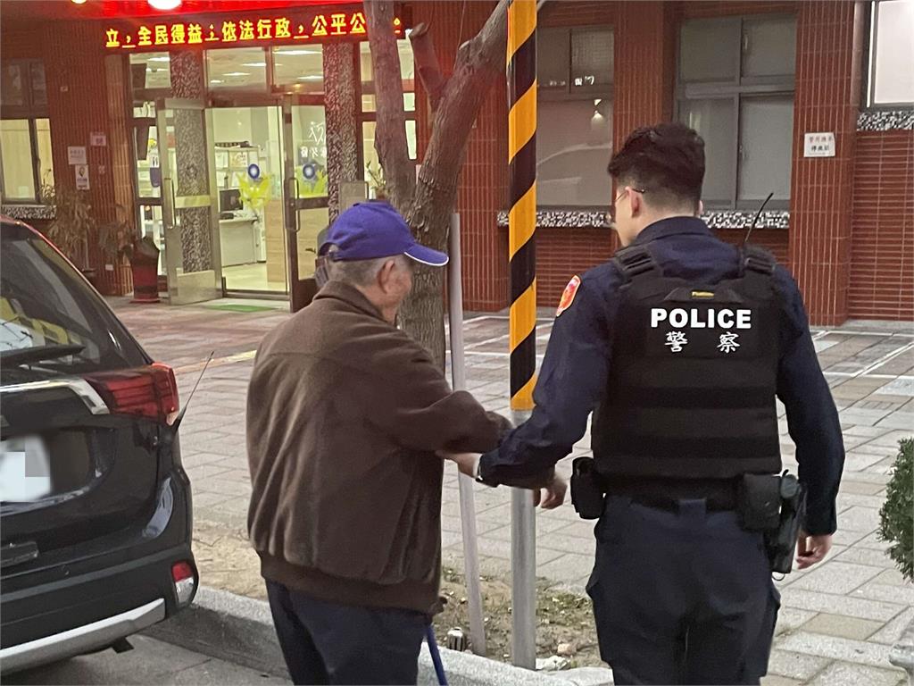 8旬翁外出迷途無助站街頭　中壢暖警助平安返家