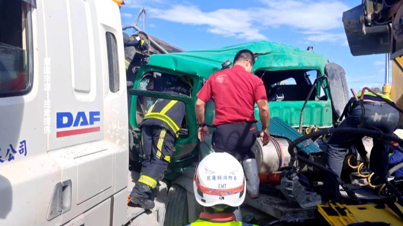 馬太鞍溪橋疏濬道路2砂石車對撞！　駕駛夾困車內腿部骨折