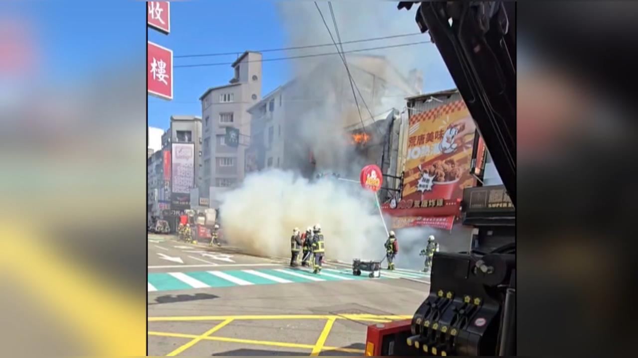 疑電線老舊走火!逢甲商圈店鋪火警 看板掉落險砸消防人員