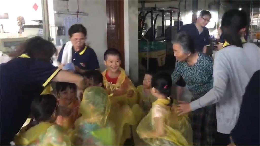 暴雨炸台南 幼兒園71童靠橡皮艇脫困