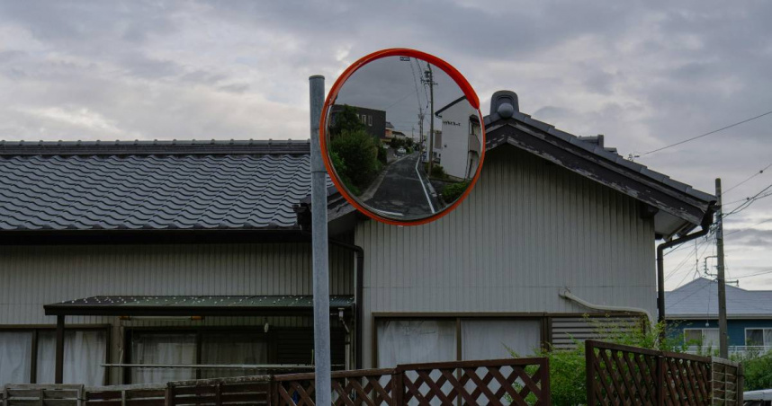 颱風吹垮反射鏡砸車國賠11萬!「區公所轉向承包商求償」糗踢鐵板