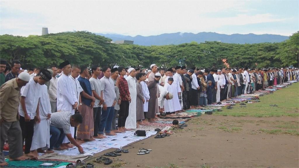 慶宰牲節印尼禮拜人數壯觀　麥拉朝聖「丟惡魔石頭」儀式人潮大增