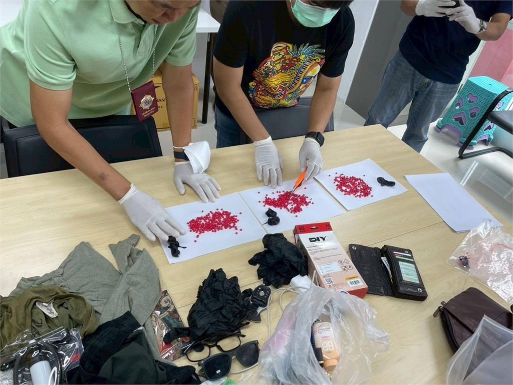 恐怖！奧地利男曼谷機場闖關「體內藏812顆冰毒」　包裝破裂抽搐、劇烈腹痛送醫