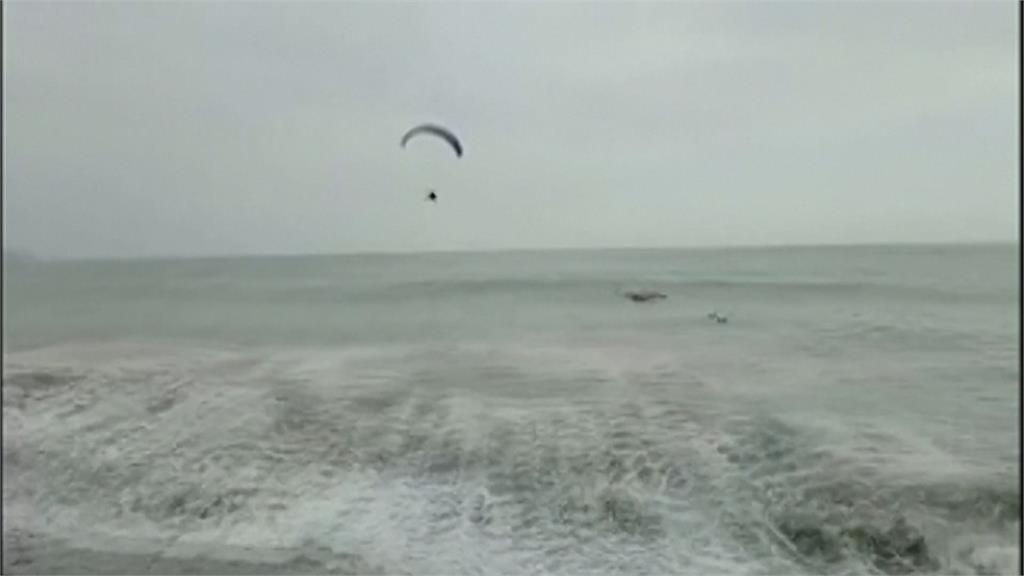 去救援反被救　祕魯兩滑翔傘接連環墜外海