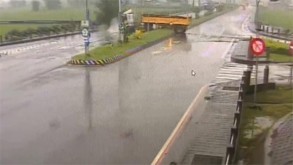 打滑釀撞！　台中公車「打水漂撞牆」　苗栗砂石車失控卡分隔島