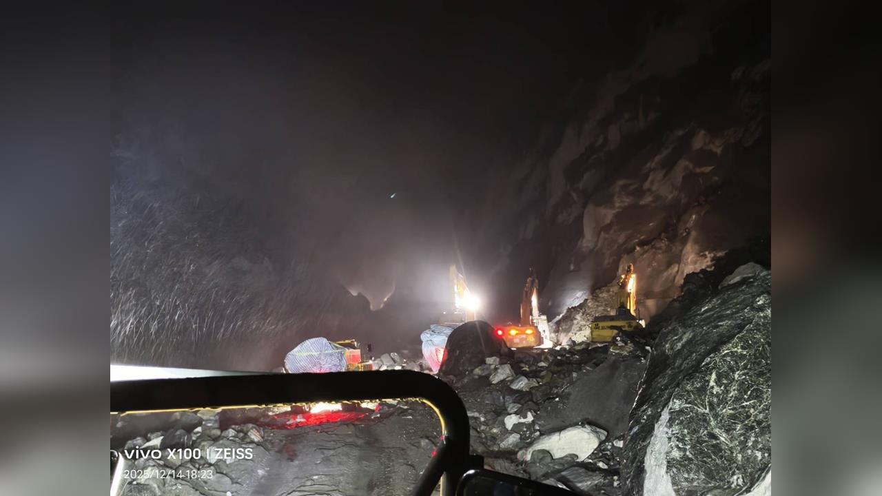 馬太鞍溪堰塞湖引流工程啟動　施工團隊抵壩頂逐步降挖