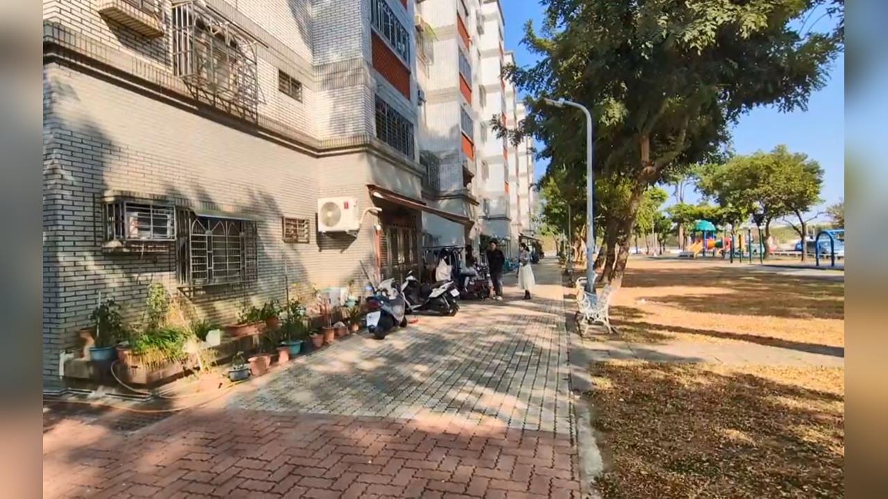 獨家／新買重機「停公園紅磚道」遭撞倒　報警無用車主無奈