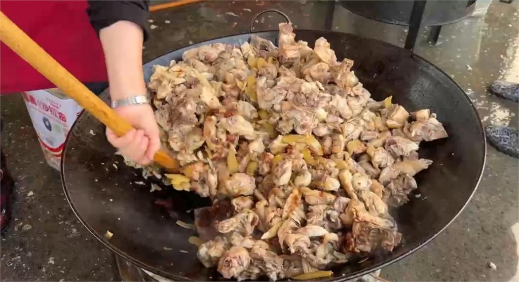 大甲媽遶境回程「開葷」　現做「虎咬豬」人氣超高