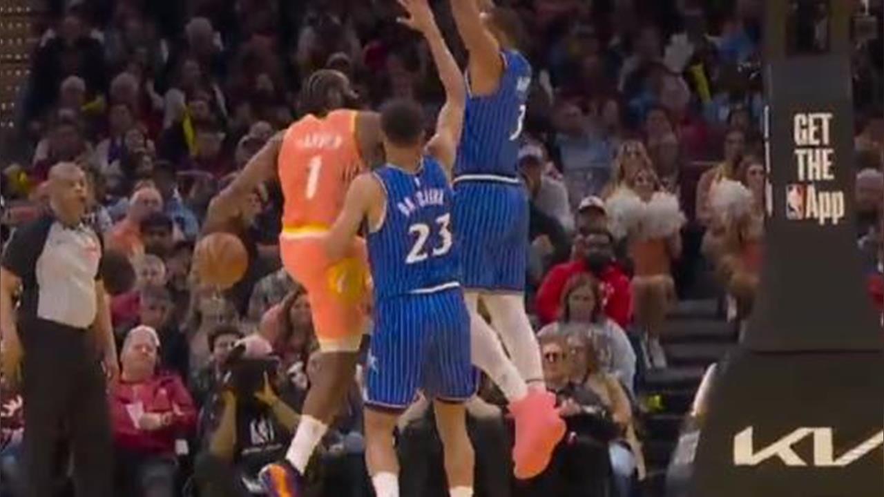 NBA(影)／大鬍子太神！背後超遠傳球送出精彩助攻　主播嗨喊：怎麼辦到的？