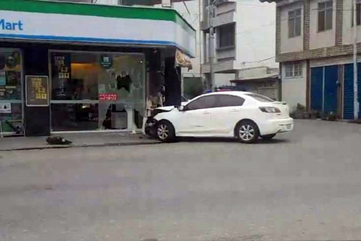 台東轎車失控撞超商 車頭扭曲幸無人傷