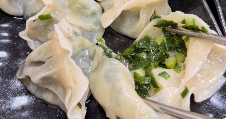 韭菜水餃沒有肉！1顆7元他踩雷喊「去搶比較快」　店家：有肉會標示