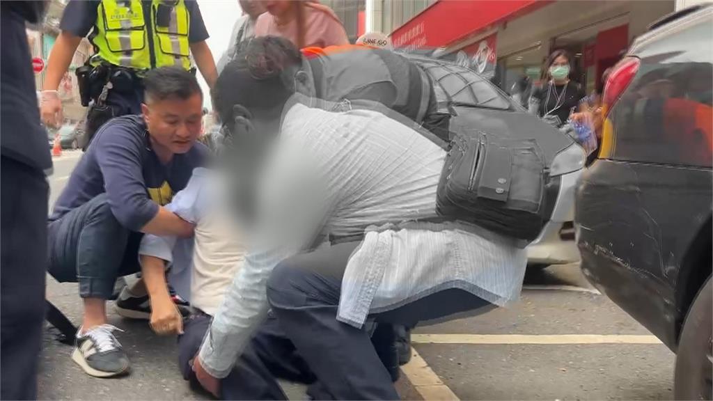 博愛特區暴衝車禍釀8傷！　78歲無照男是公司老董「黑歷史曝」
