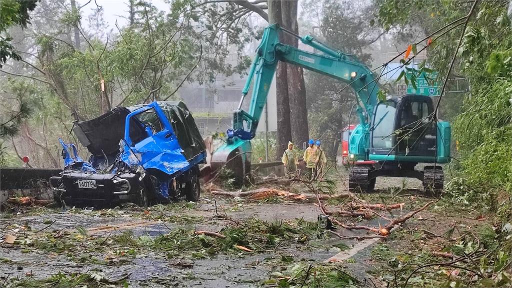 快新聞／狂風成災！台14甲路樹砸中小貨車　駕駛受傷、乘客命危
