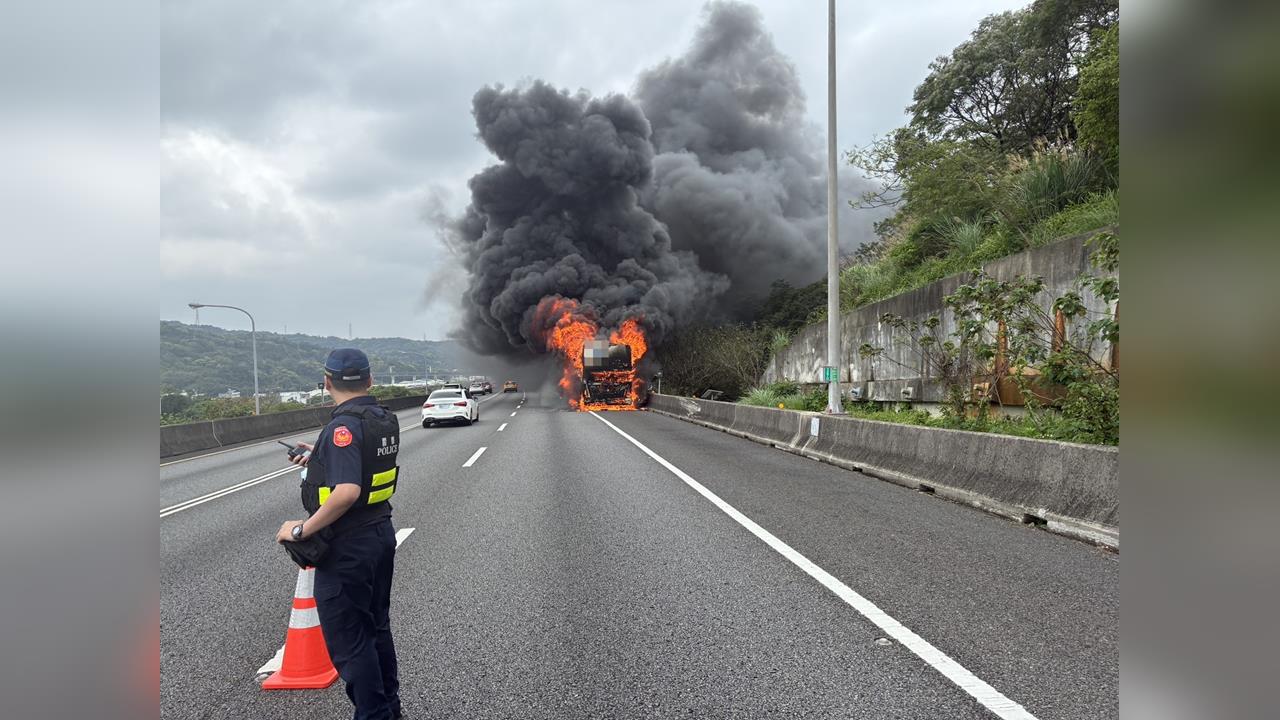 快新聞/國1五楊高架段客運突起火 急疏散25人釀3傷