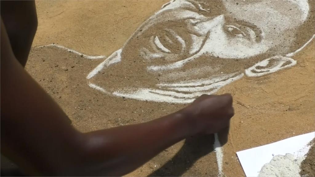 沙地畫作栩栩如生！喀麥隆藝術家盼球星分享助揚名世界