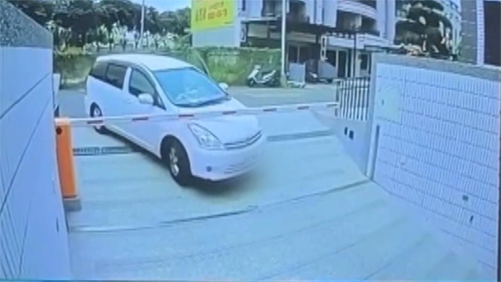這不是自動駕駛!疑手煞車沒拉車輛滑進地下室 車主後頭猛追