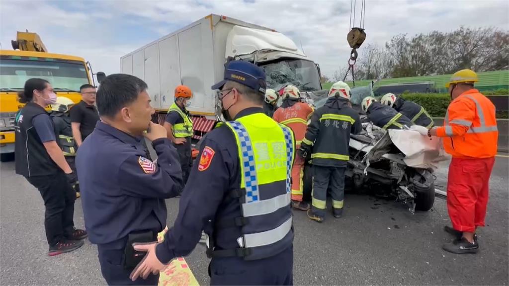 國道7車連撞釀1死 肇事駕駛疑「無照」 憂保險不理賠找胞弟頂替