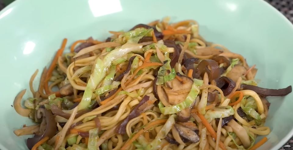 麻油蕈菇素炒麵｜素食也能非常好吃