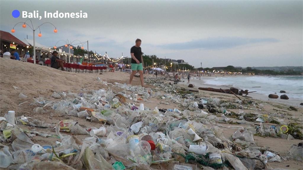 爪哇島廢棄物飄過海　峇里島沙灘遭殃滿是垃圾