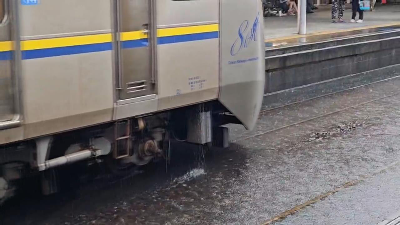 台南大雷雨開炸！　永康馬路淹成河合力推車脫困