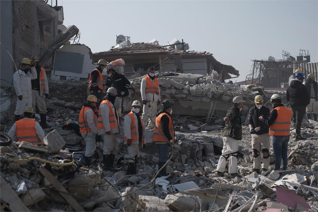 畫面曝光！受困182小時　土耳其13歲少年從廢墟被救出「緊握救援人員手」