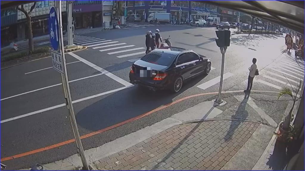 遭母載女騎車撞上　女騎士竟當街呼巴掌