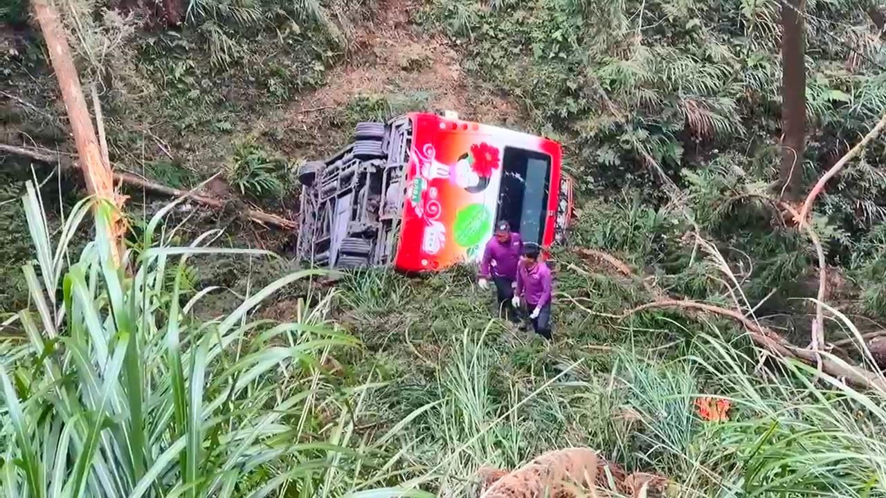 快新聞／夫妻攜手杉林溪爬山遇死劫　66歲男搭遊園車墜20米山谷宣告不治